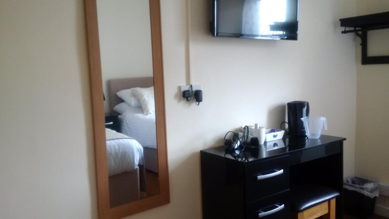 The Edinburgh Castle Bed & Breakfast Holyhead Bagian luar foto