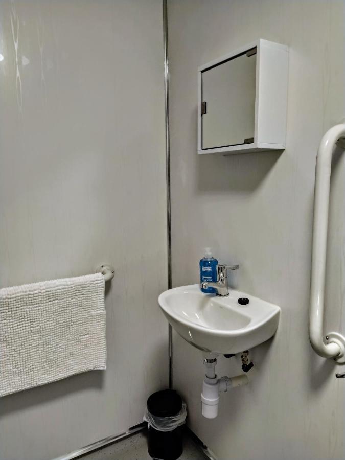 The Edinburgh Castle Bed & Breakfast Holyhead Bagian luar foto
